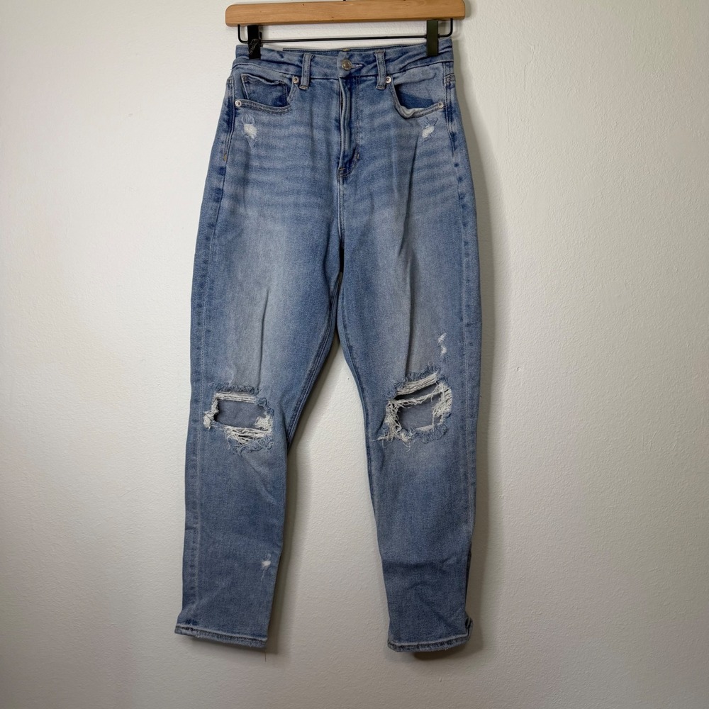 American Eagle - High Rise Curvy Mom Jeans Light Wash Size 2 SHORT